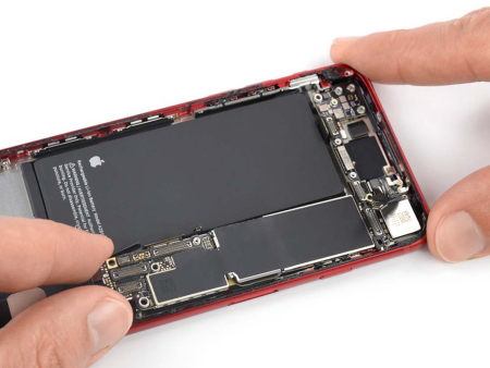 Ремонт материнской платы iPhone SE 2022 Ремонт материнской платы iPhone SE 2022