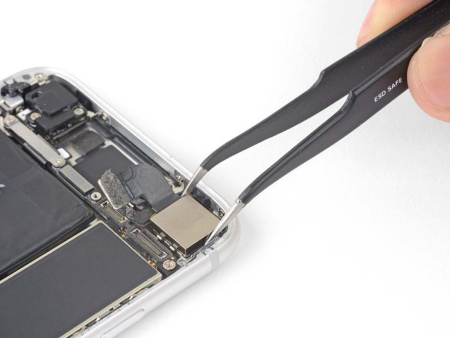 Замена микрофона основной камеры iPhone SE 2020 Замена микрофона основной камеры iPhone SE 2020