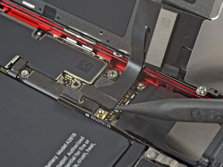 Замена нижнего динамика iPhone SE 2022 Замена нижнего динамика iPhone SE 2022